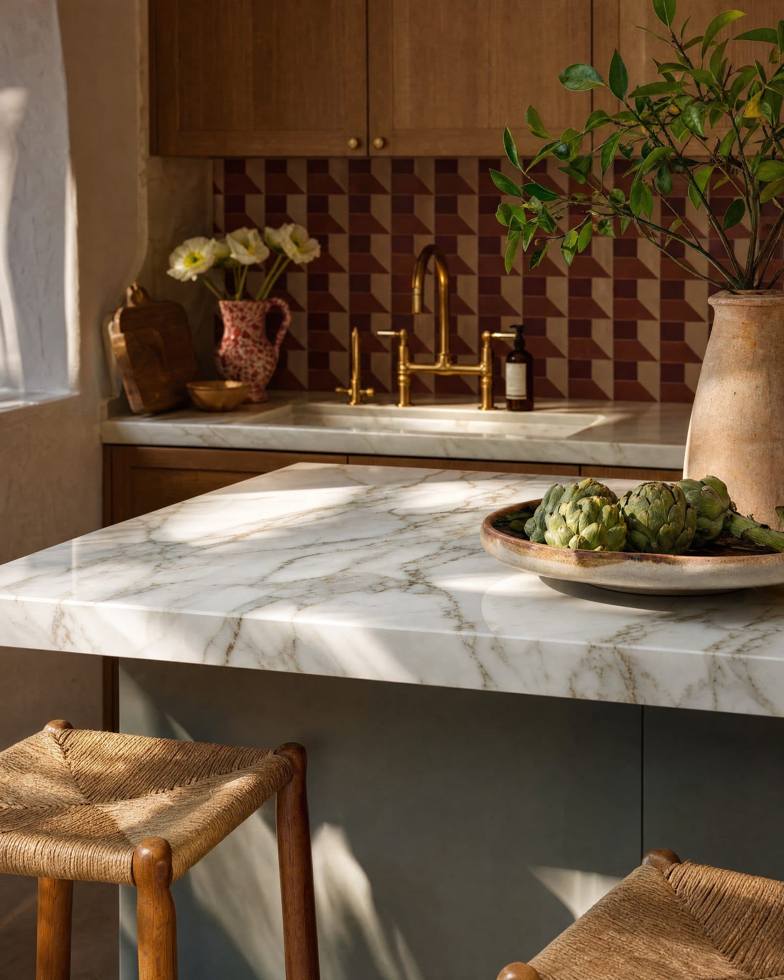 Calacatta-look porcelain countertop, close crop